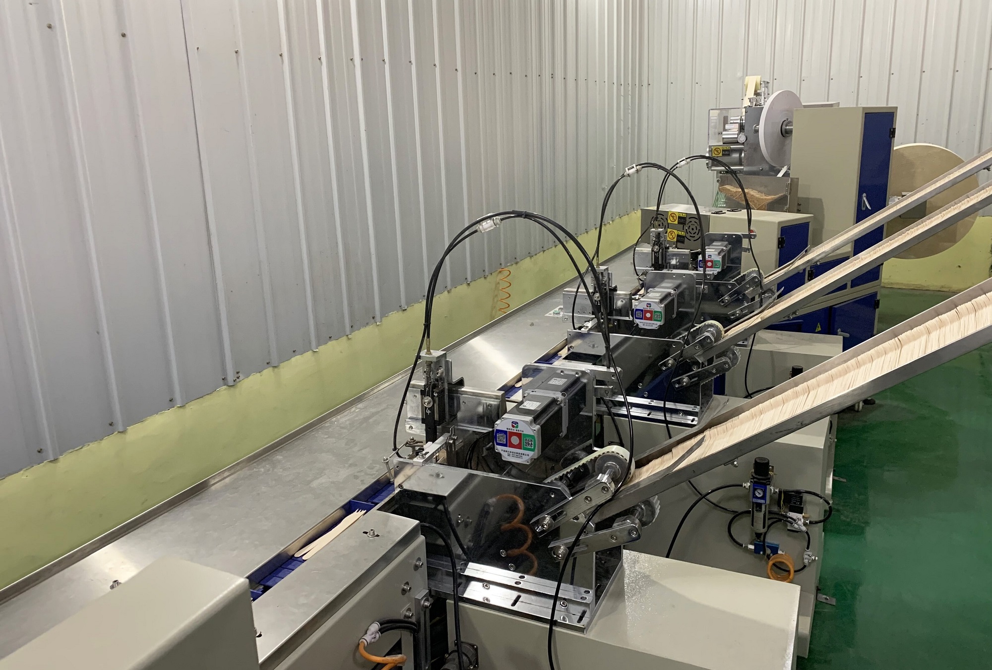 Automatic packing line for wooden cutlery