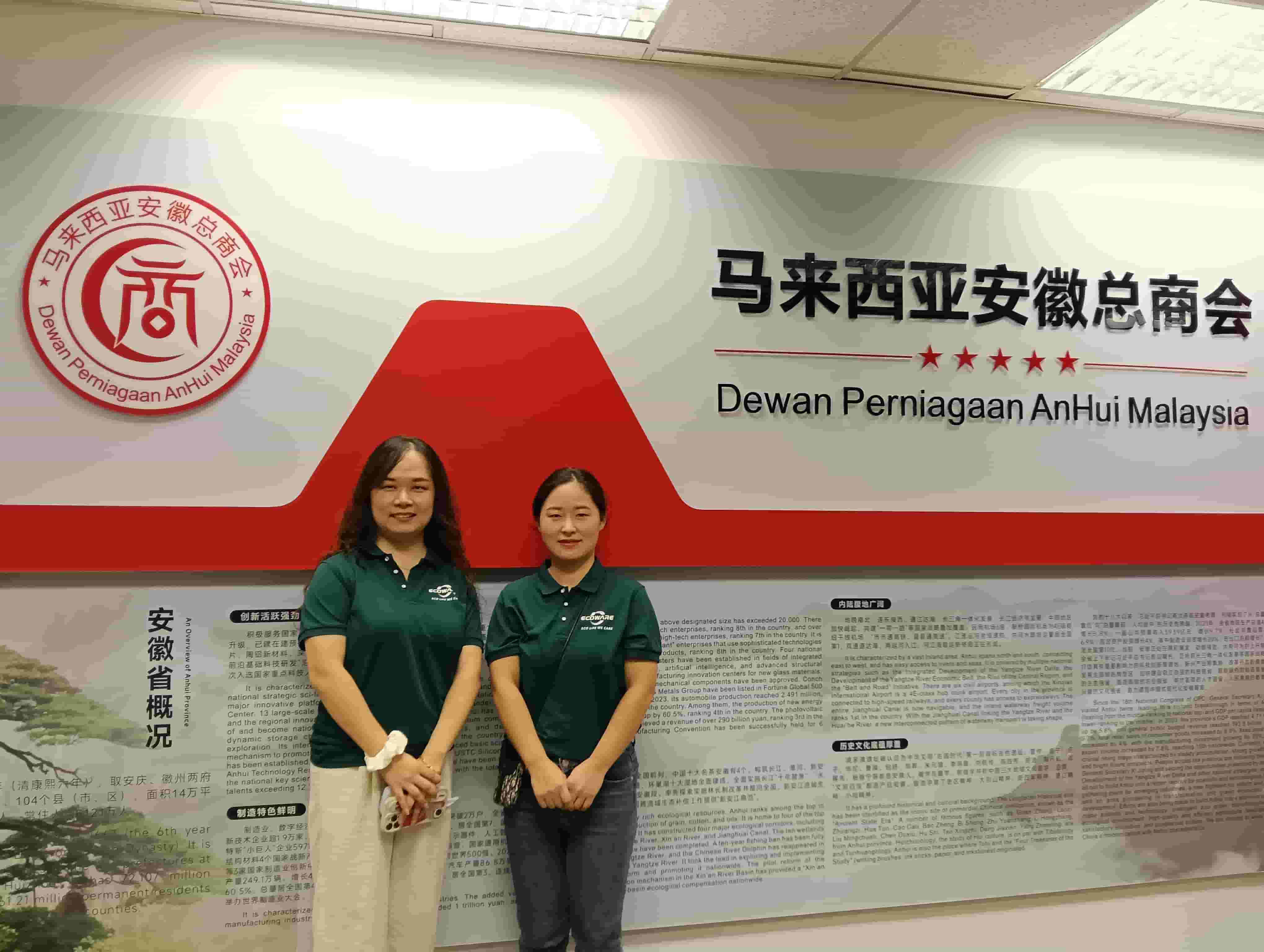 Buyers-examining-wooden-forks-and-spoons-samples-at-EcoWareTechs-FHM-2025-exhibition-booth