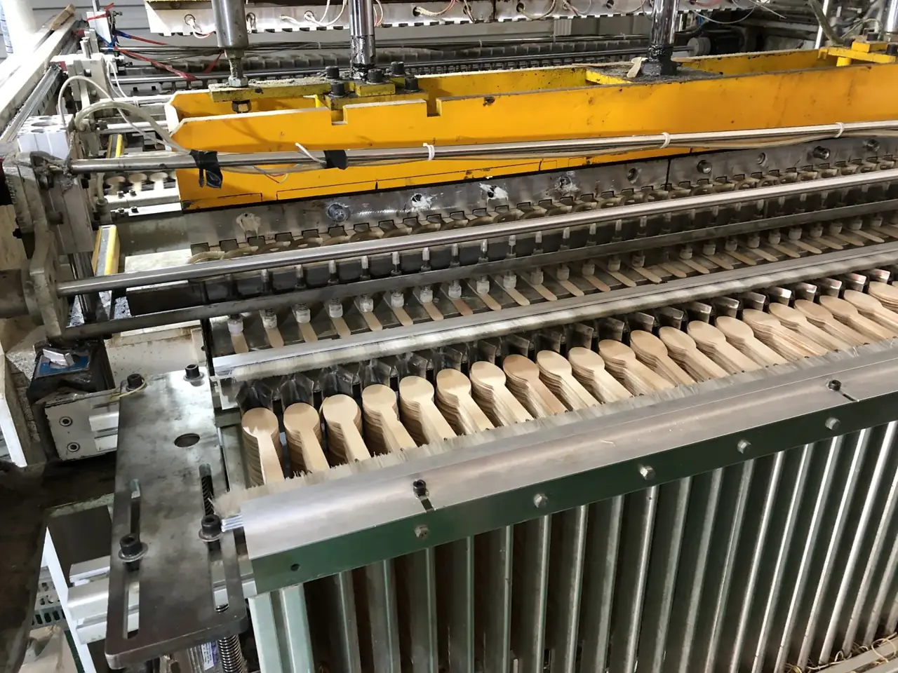 Wooden spoons in a hot-press mould on the forming machine